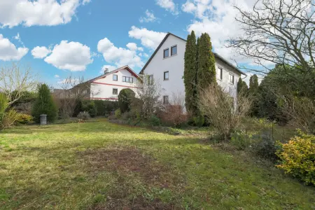 Rückansicht und Garten der Immobilie: Ein Haus mit Zukunft – Ihr Traum vom Mehrgenerationenwohnen! (Foto)