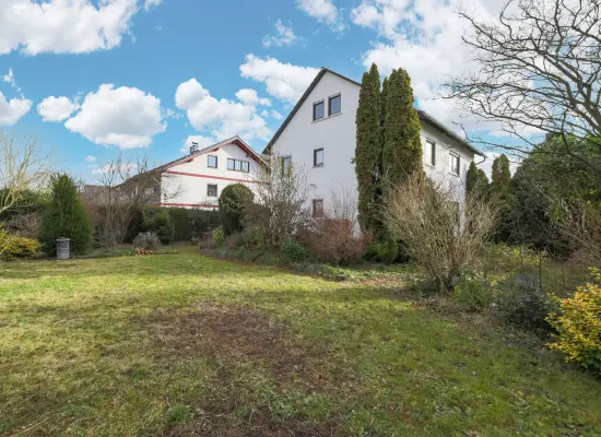 Rückansicht und Gartender Immobilien: Ein Haus mit Zukunft – Ihr Traum vom Mehrgenerationenwohnen wartet auf neues Leben! (Foto)