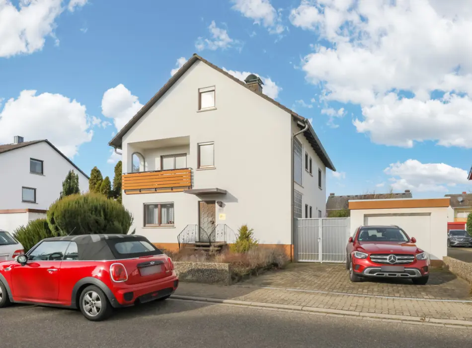 Straßenansichtder Immobilien: Ein Haus mit Zukunft – Ihr Traum vom Mehrgenerationenwohnen wartet auf neues Leben! (Titelbild)
