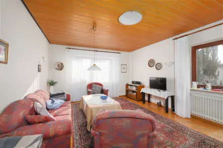 Wohnzimmer EGder Immobilien: Ein Haus mit Zukunft – Ihr Traum vom Mehrgenerationenwohnen wartet auf neues Leben! (Foto)