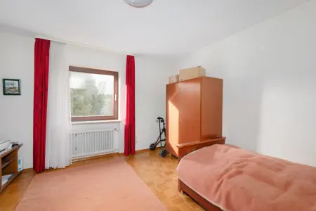 Schlafzimmer EGder Immobilien: Ein Haus mit Zukunft – Ihr Traum vom Mehrgenerationenwohnen wartet auf neues Leben! (Foto)