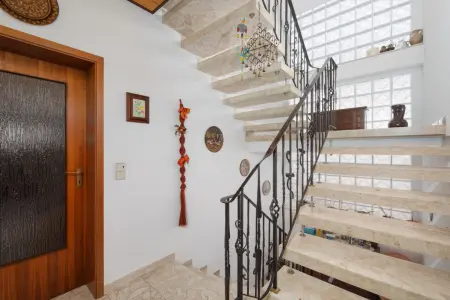 Treppenhaus EGder Immobilien: Ein Haus mit Zukunft – Ihr Traum vom Mehrgenerationenwohnen wartet auf neues Leben! (Foto)