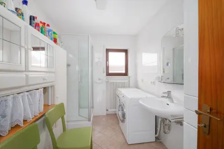 Badezimmer EGder Immobilien: Ein Haus mit Zukunft – Ihr Traum vom Mehrgenerationenwohnen wartet auf neues Leben! (Foto)