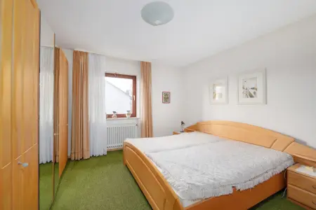 Schlafzimmer OG der Immobilie: Ein Haus mit Zukunft – Ihr Traum vom Mehrgenerationenwohnen! (Foto)