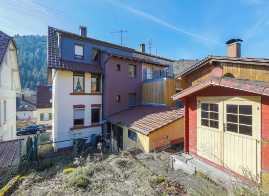 Rückansicht und Garten der Immobilie: Unzählige Möglichkeiten - Willkommen in Ihrem neuen Lieblingsplatz! (Foto)