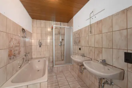 Badezimmer 1. OG der Immobilie: Unzählige Möglichkeiten - Willkommen in Ihrem neuen Lieblingsplatz! (Foto)