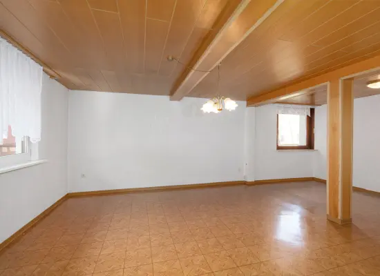 Wohnzimmer EG der Immobilie: Doppelhaushälfte mit Scheune und Garten! (Foto)