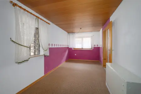 Zimmer EGder Immobilien: Doppelhaushälfte mit Scheune und Garten! (Foto)