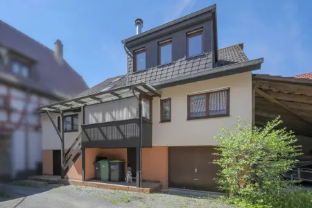 Außenansicht vom Innenhof der Immobilie: Doppelhaushälfte mit Scheune und Garten! (Titelbild)