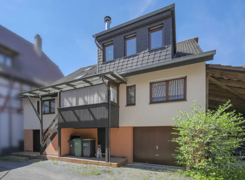 Außenansicht vom Innenhofder Immobilien: Doppelhaushälfte mit Scheune und Garten! (Titelbild)