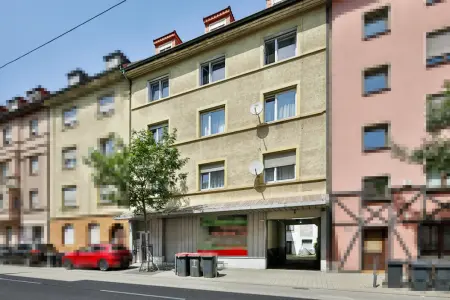 Straßenansicht der Immobilie: Versteckte Perle! Neuwertige und TOP-ausgestattete 3-Zimmer-Wohnung in zentrumsnaher Lage! (Foto)