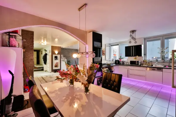 Essbereich mit Blick in Küche und Wohnzimmer der Immobilie: Versteckte Perle! Neuwertige und TOP-ausgestattete 3-Zimmer-Wohnung in zentrumsnaher Lage! (Foto)