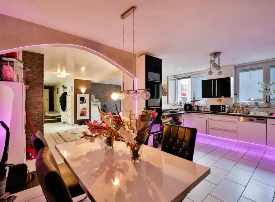Essbereich mit Blick in Küche und Wohnzimmerder Immobilien: Versteckte Perle! Neuwertige und TOP-ausgestattete 4-Zimmer-Wohnung in zentrumsnaher Lage! (Titelbild)