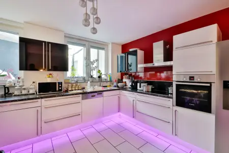 tolle Kücheder Immobilien: Versteckte Perle! Neuwertige und TOP-ausgestattete 4-Zimmer-Wohnung in zentrumsnaher Lage! (Foto)