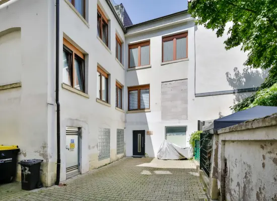 Hintergebäudeder Immobilien: Versteckte Perle! Neuwertige und TOP-ausgestattete 4-Zimmer-Wohnung in zentrumsnaher Lage! (Foto)