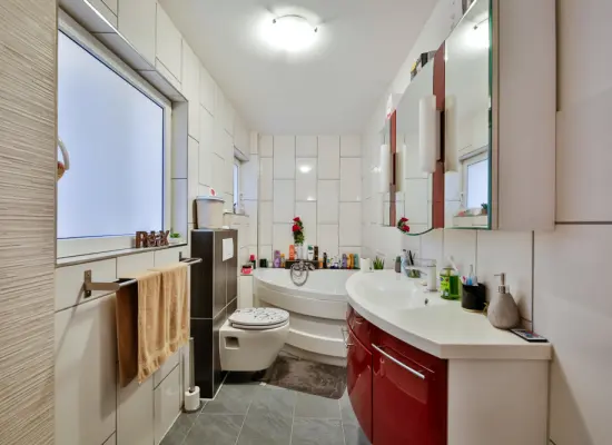 modernes Tageslichtbad der Immobilie: Versteckte Perle! Neuwertige und TOP-ausgestattete 3-Zimmer-Wohnung in zentrumsnaher Lage! (Foto)