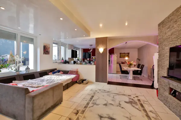 Perspektive von Wohnen in Küche der Immobilie: Versteckte Perle! Neuwertige und TOP-ausgestattete 3-Zimmer-Wohnung in zentrumsnaher Lage! (Titelbild)