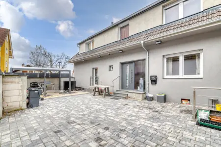 Hauseingangder Immobilien: Individuelles, kernsaniertes Einfamilienhaus mit separatem ausgebauten Nebengebäude (Foto)