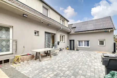 Hofder Immobilien: Individuelles, kernsaniertes Einfamilienhaus mit separatem ausgebauten Nebengebäude (Foto)