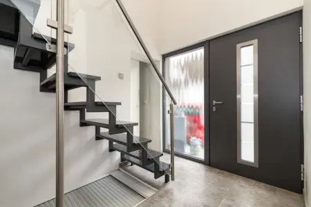 Diele der Immobilie: Individuelles, kernsaniertes Einfamilienhaus mit separatem ausgebauten Nebengebäude (Foto)