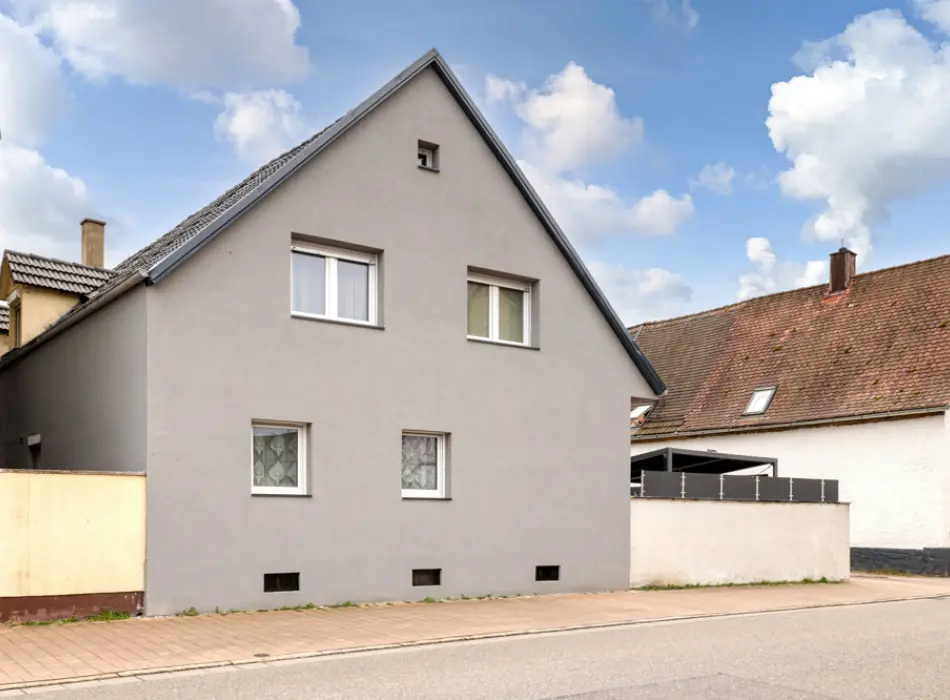 Hausansicht der Immobilie: Individuelles, kernsaniertes Einfamilienhaus mit separatem ausgebauten Nebengebäude (Titelbild)