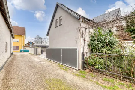 Einfahrt der Immobilie: Individuelles, kernsaniertes Einfamilienhaus mit separatem ausgebauten Nebengebäude (Foto)