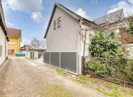 Einfahrt der Immobilie: Individuelles, kernsaniertes Einfamilienhaus mit separatem ausgebauten Nebengebäude (Foto)