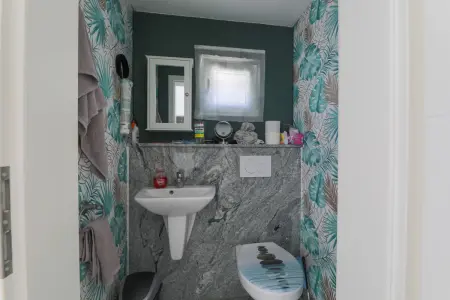 Gäste-WC der Immobilie: Individuelles, kernsaniertes Einfamilienhaus mit separatem ausgebauten Nebengebäude (Foto)