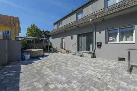 Hauseingang/ Hof der Immobilie: Individuelles, kernsaniertes Einfamilienhaus mit separatem ausgebauten Nebengebäude (Foto)