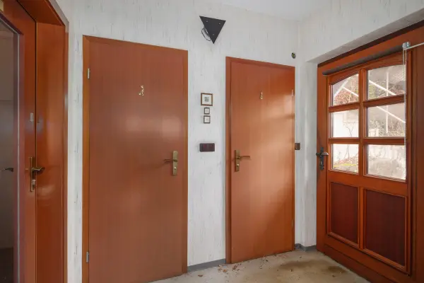 Toiletten und Eingangsbereich Nebengebäude