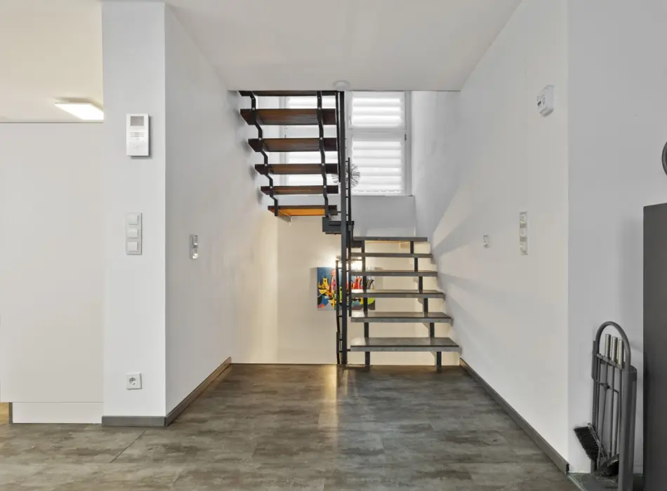Treppenhaus der Immobilie: Einfamilienhaus im Bauhaus-Stil mit vielen Extras!
2 Garagen inklusive! (Foto)