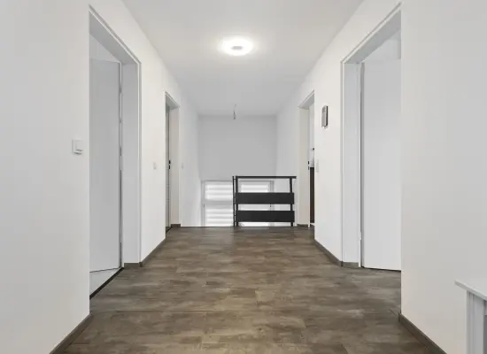 Fur im OG der Immobilie: Einfamilienhaus im Bauhaus-Stil mit vielen Extras!
2 Garagen inklusive! (Foto)