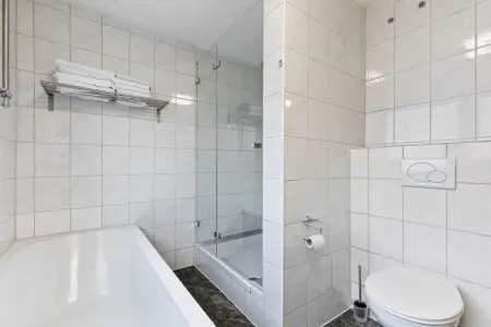 Badezimmer der Immobilie: Einfamilienhaus im Bauhaus-Stil mit vielen Extras!
2 Garagen inklusive! (Foto)