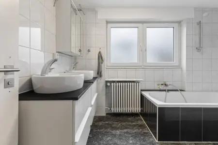modernes Badezimmer der Immobilie: Einfamilienhaus im Bauhaus-Stil mit vielen Extras!
2 Garagen inklusive! (Foto)