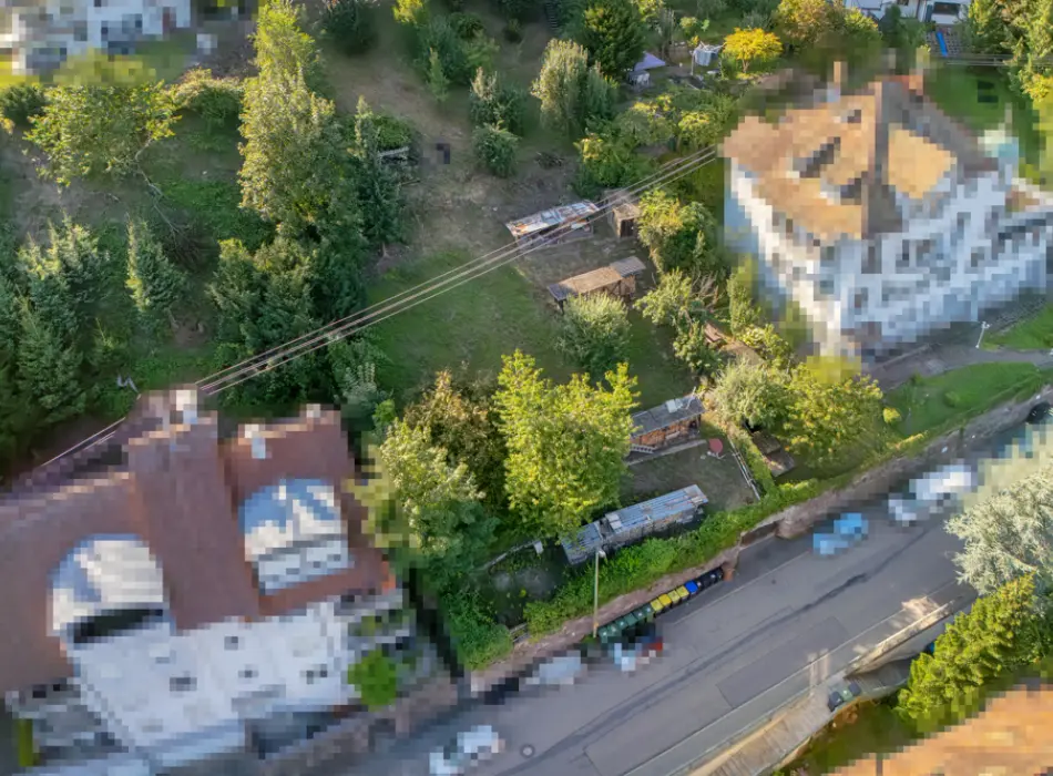 Luftansichtder Immobilien: Eine seltene Gelegenheit - Baulücke in Neuenbürg! (Titelbild)