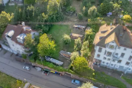 Luftansichtder Immobilien: Eine seltene Gelegenheit - Baulücke in Neuenbürg! (Foto)
