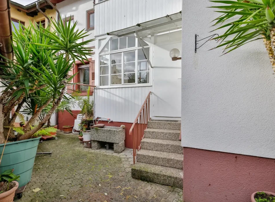 Hinterhof EGder Immobilien: Mehrgenerationenhaus in schöner Lage in Bretten! (Titelbild)