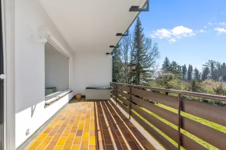 Balkon mit Blick ins Güne