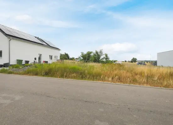 Straßenansichtder Immobilien: Attraktives Baugrundstück im Neubaugebiet "Ob dem Obern Dorf" (Foto)