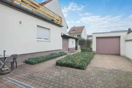 Innenhofder Immobilien: Vermietetes Zweifamilienhaus mit Bauplatz in zweiter Reihe – Vielseitiges Entwicklungspotenzial (Foto)