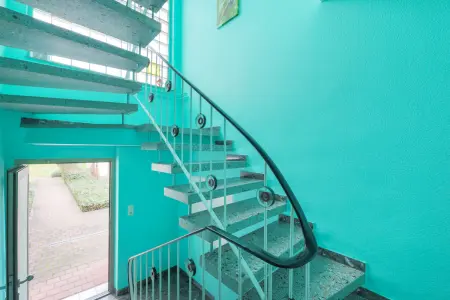 Treppenhausder Immobilien: Vermietetes Zweifamilienhaus mit Bauplatz in zweiter Reihe – Vielseitiges Entwicklungspotenzial (Foto)