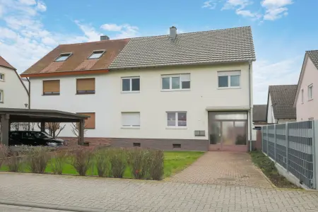 Straßenansichtder Immobilien: Vermietetes Zweifamilienhaus mit Bauplatz in zweiter Reihe – Vielseitiges Entwicklungspotenzial (Foto)
