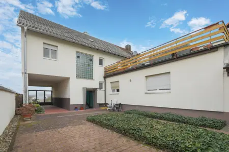 Innenhofder Immobilien: Vermietetes Zweifamilienhaus mit Bauplatz in zweiter Reihe – Vielseitiges Entwicklungspotenzial (Foto)