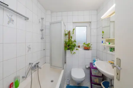 Badezimmer OGder Immobilien: Vermietetes Zweifamilienhaus mit Bauplatz in zweiter Reihe – Vielseitiges Entwicklungspotenzial (Foto)