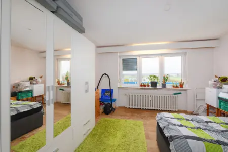 Schlafzimmer OGder Immobilien: Vermietetes Zweifamilienhaus mit Bauplatz in zweiter Reihe – Vielseitiges Entwicklungspotenzial (Foto)