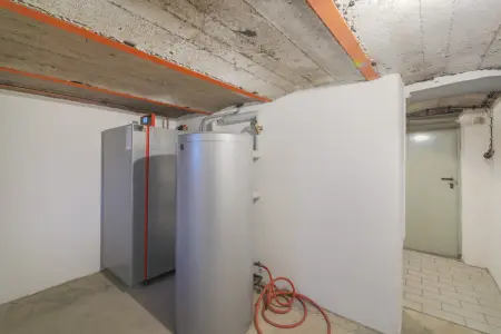 Kellerraumder Immobilien: Vermietetes Zweifamilienhaus mit Bauplatz in zweiter Reihe – Vielseitiges Entwicklungspotenzial (Foto)
