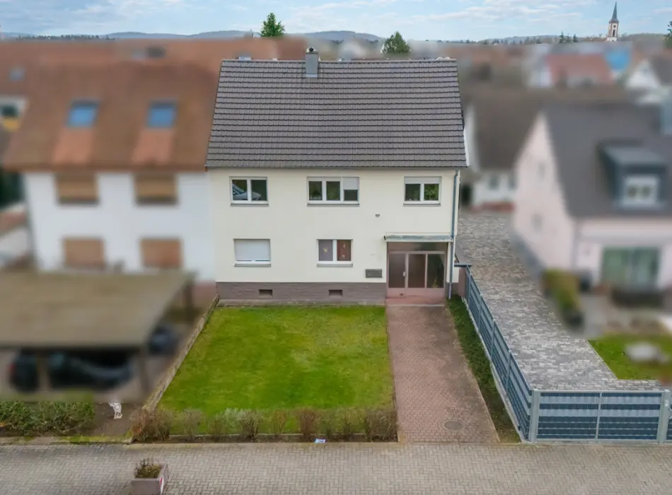 Titelbildder Immobilien: Vermietetes Zweifamilienhaus mit Bauplatz in zweiter Reihe – Vielseitiges Entwicklungspotenzial (Titelbild)