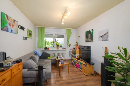 Wohnzimmer OGder Immobilien: Vermietetes Zweifamilienhaus mit Bauplatz in zweiter Reihe – Vielseitiges Entwicklungspotenzial (Foto)