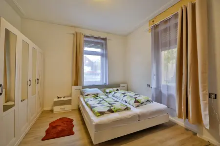 Schlafzimmerder Immobilien: Wohnung mit Gewerbeeinheit in Bühl!
Eine gute Adresse für Ihr Geld! (Foto)