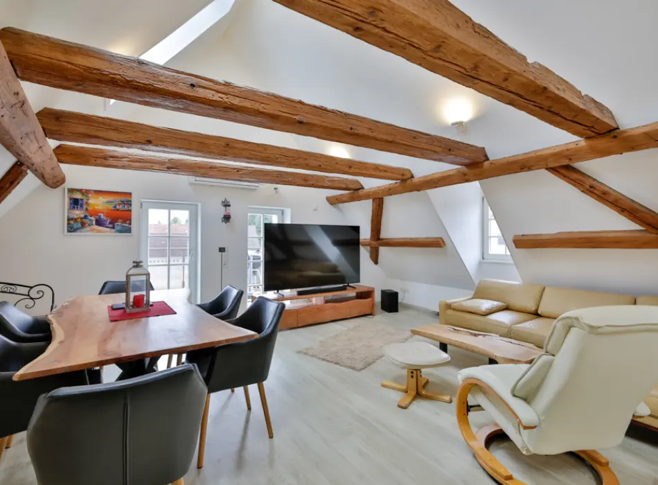 Wohnzimmerder Immobilien: Dachgeschosswohnung mit Charme (Titelbild)